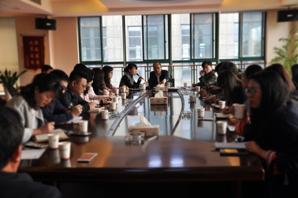 华体平台_华体（中国）集团召开2017年度年轻人才培养专题座谈会