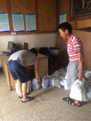 三伏高温送清凉  致敬一线华体平台_华体（中国）人